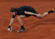 开云体育官网-法国网球队血洗英国网球队，西西帕斯高光表现