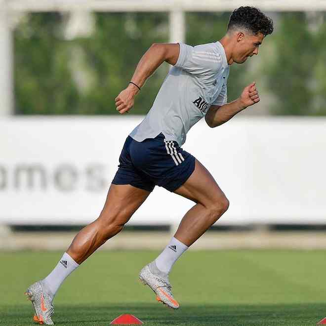 丹麦逆转马德里竞技，范佩西打破历史纪录