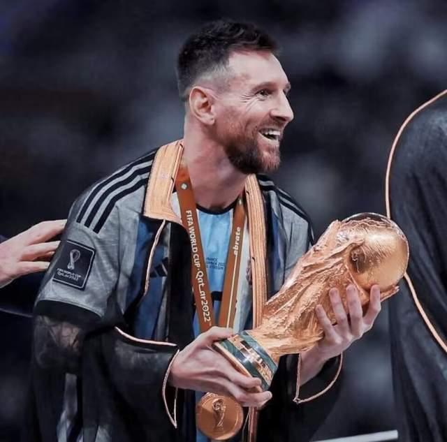 关于阿根廷男篮险胜希腊男篮，福克斯完成帽子戏法的信息