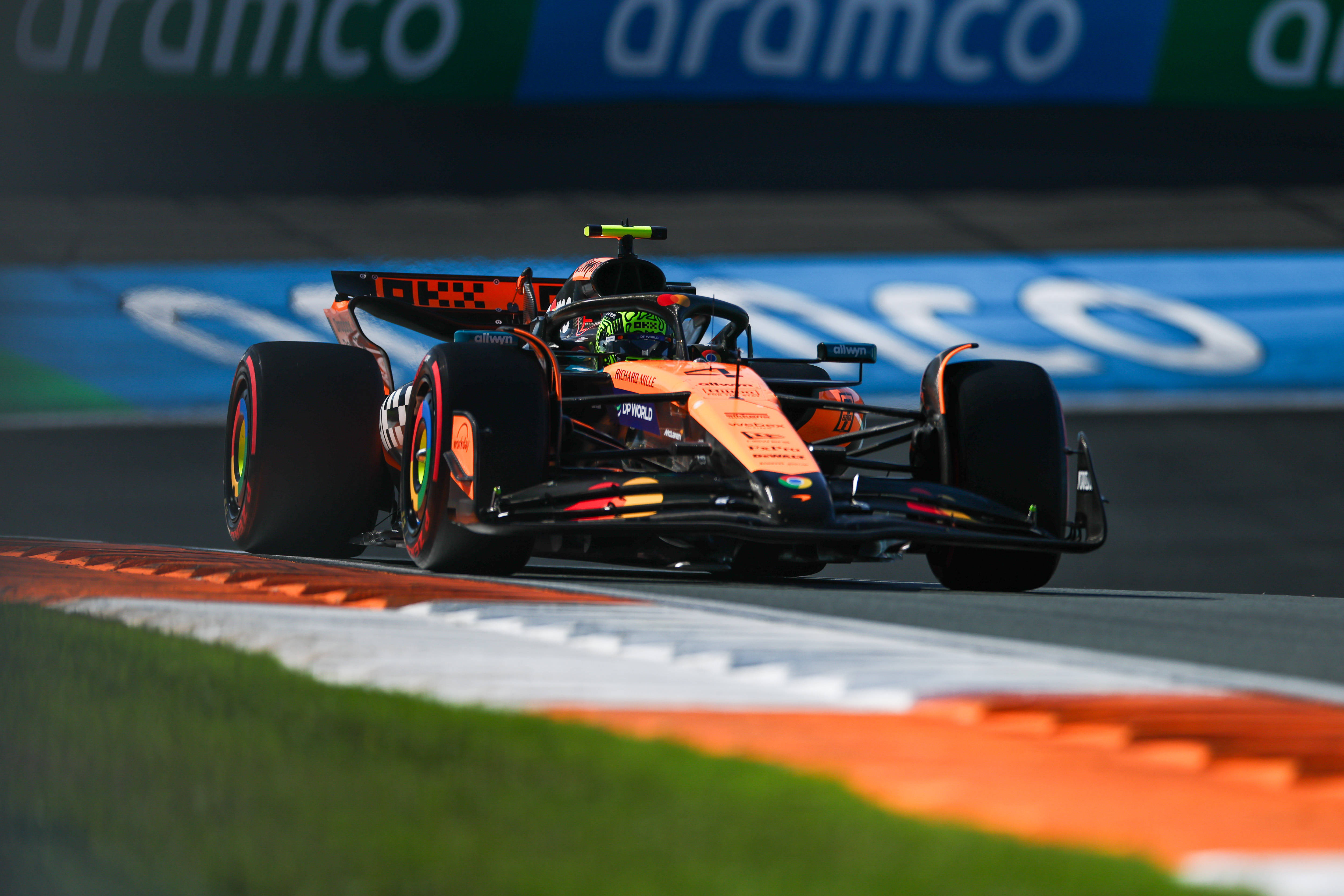 红牛车队险胜梅赛德斯，皮亚斯特里统治全场的简单介绍