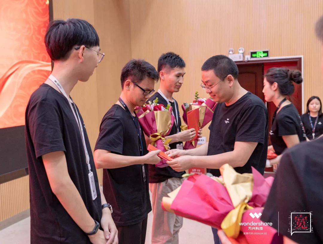 包含传奇再出发：刷新记录再次绽放光芒的词条