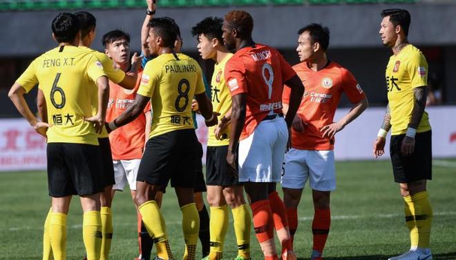 包含恒大客场绝杀鲁能，领跑积分榜的词条