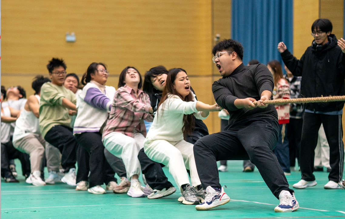 运动场上球员们的团队合作令人动容