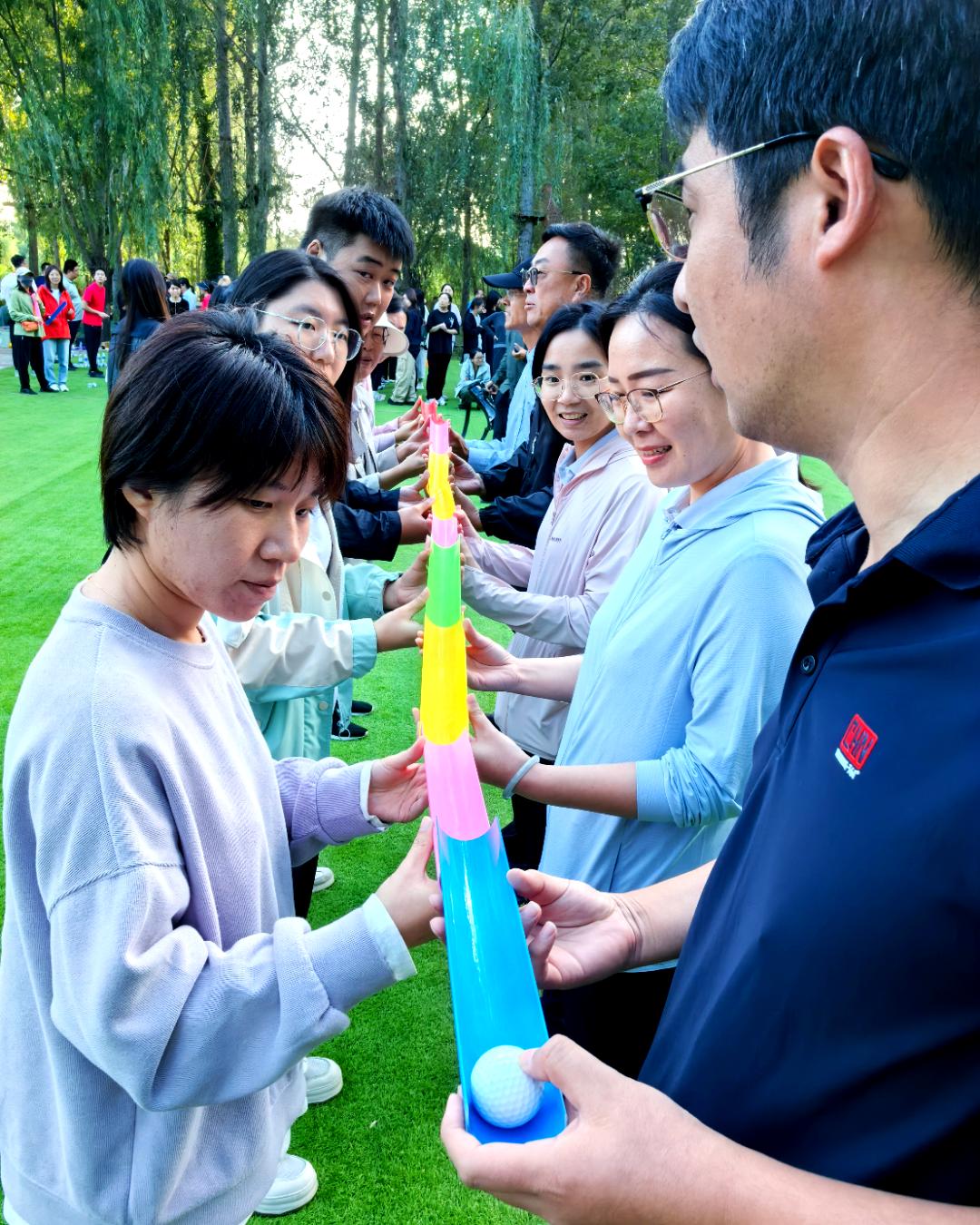 运动场上球员们的团队合作令人动容