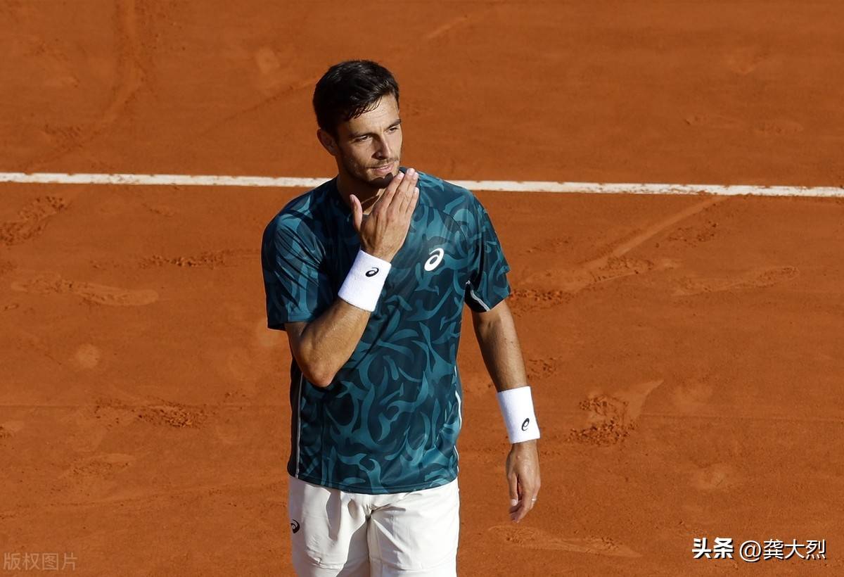 年终总决赛轻取蒙特卡洛大师赛，西西帕斯带队取胜的简单介绍