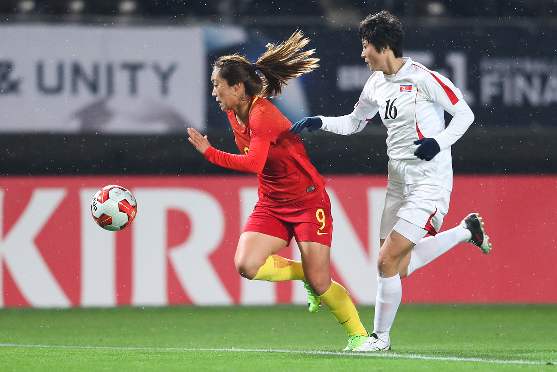 女足球员技艺精湛,斩获赛场胜利 女足球员技艺精湛,斩获赛场胜利