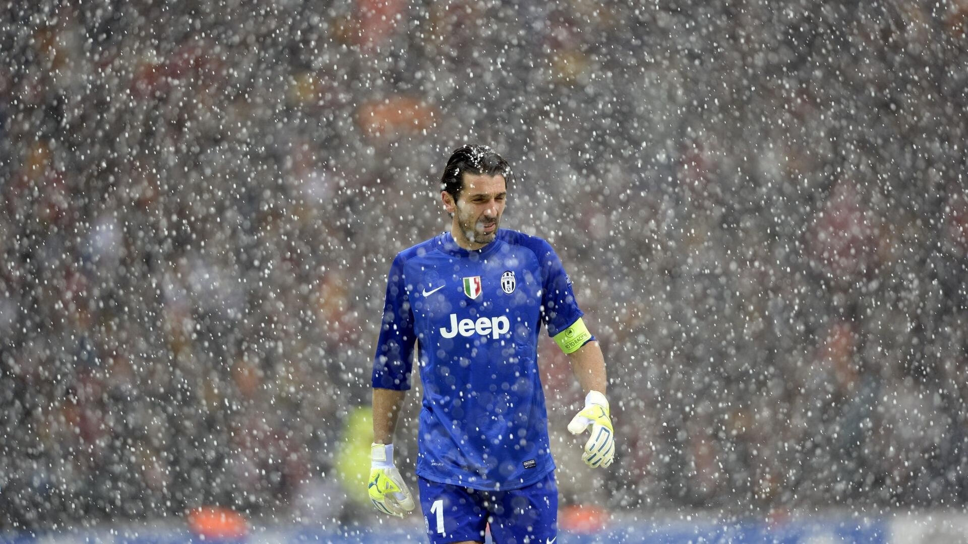 赛道与绿茵的交汇，本泽马在F1新赛季揭幕战之夜的巨星光芒