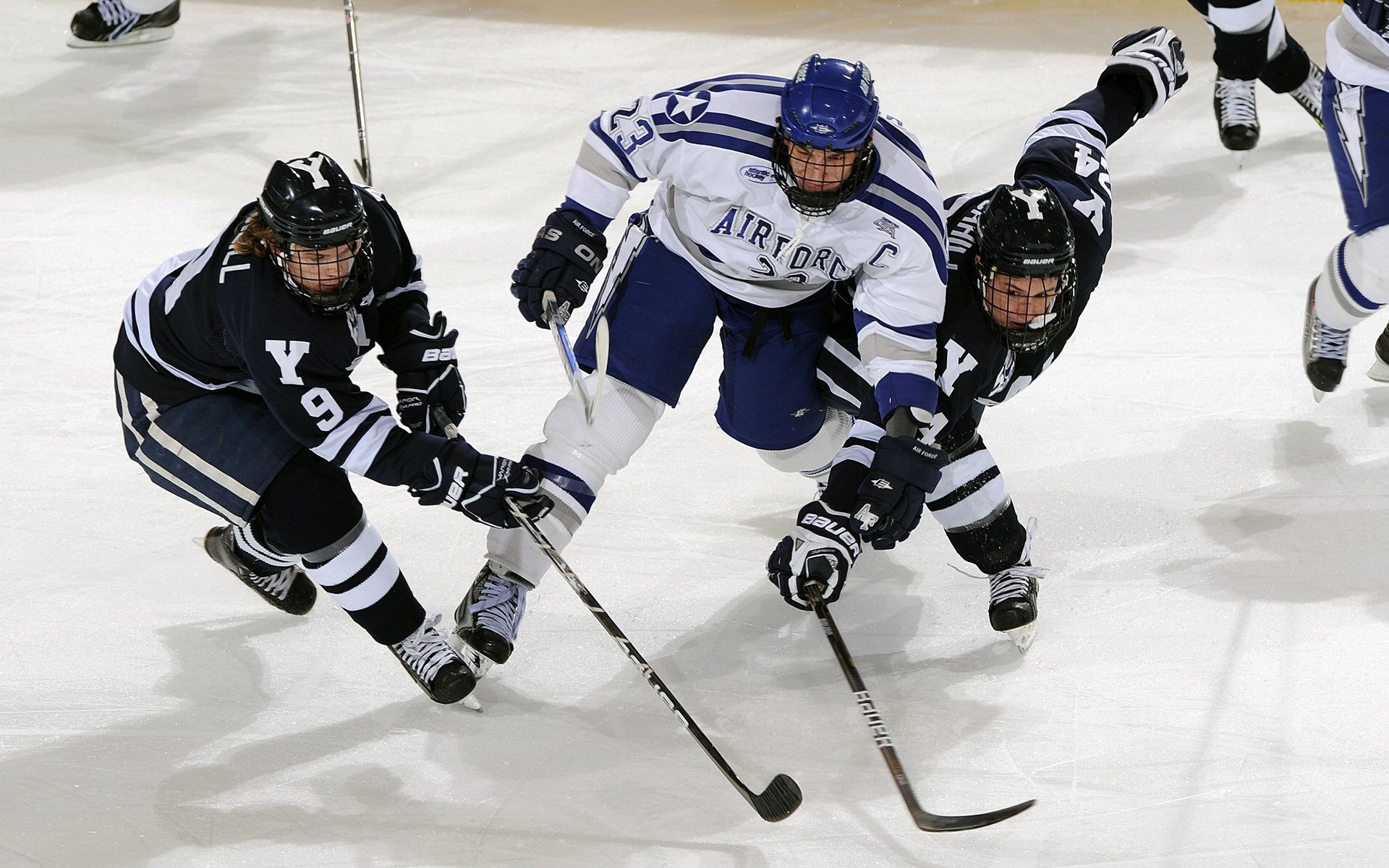 赛道上的毫厘之争，梅赛德斯险胜雷诺，维斯塔潘上演高光时刻